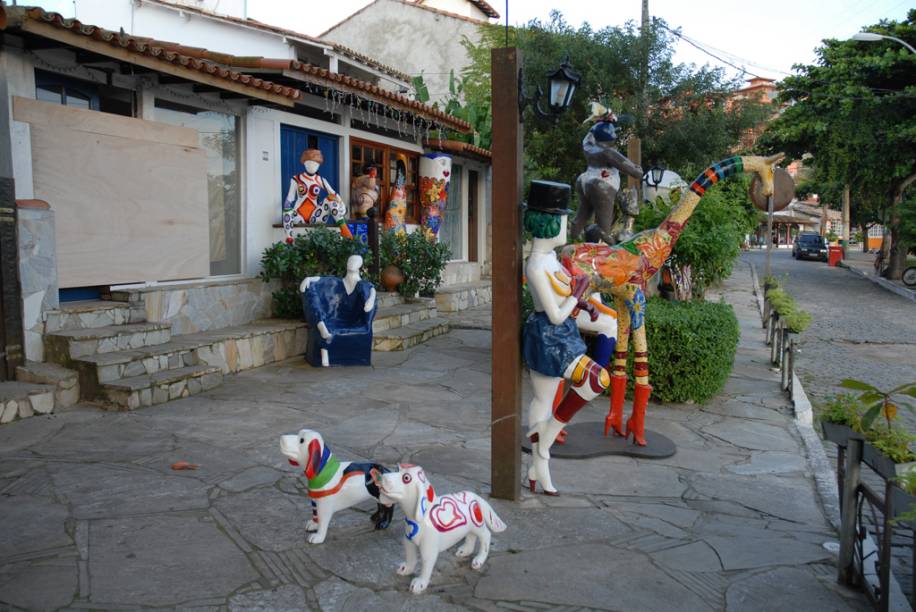 As esculturas em papel machê da artista plástica Ivone R. já viraram ícones da cidade, seu <a href="https://viajeaqui.abril.com.br/estabelecimentos/br-rj-buzios-atracao-ivone-r" rel="ateliê" target="_blank">ateliê</a> está localizado no final da Orla Bardot