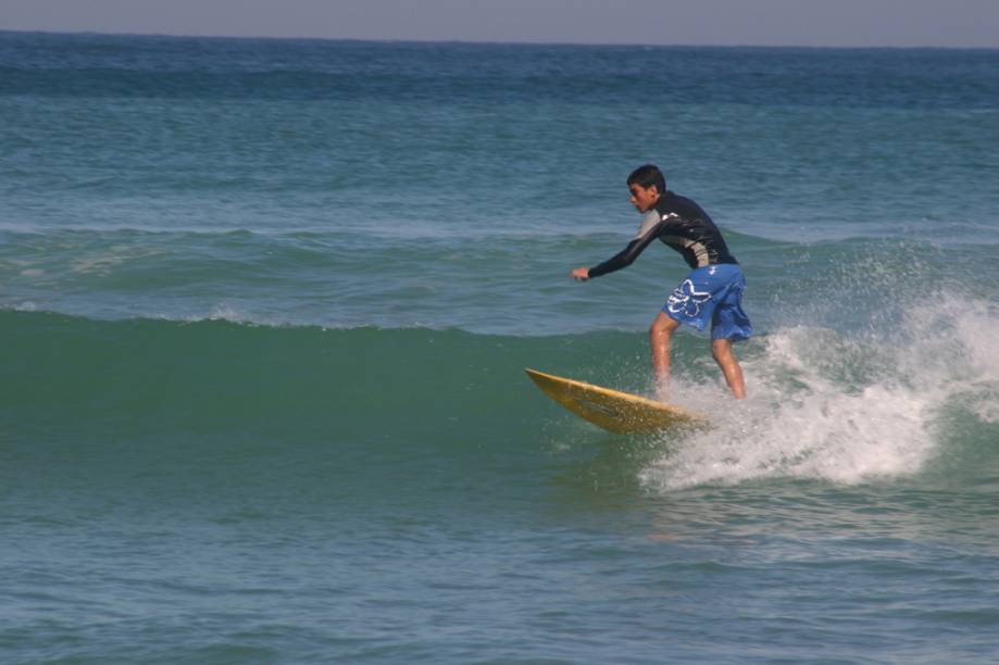 Mais badalada da região, a <a href="https://viajeaqui.abril.com.br/estabelecimentos/br-rj-buzios-atracao-de-geriba" rel="Praia de Geribá" target="_blank">Praia de Geribá</a> atende a todos os públicos. A areia firme é boa para caminhar, o mar agitado agrada os surfistas, mas as ondas quebram mais fracas no raso, o que é bom para crianças