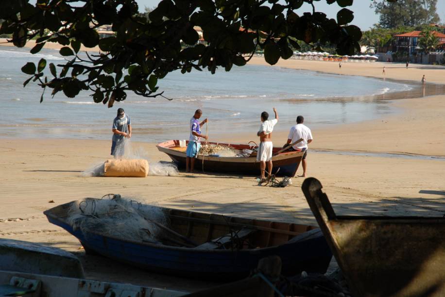 Pescadores na <a href="https://viajeaqui.abril.com.br/estabelecimentos/br-rj-buzios-atracao-de-geriba" rel="Praia de Geribá" target="_blank">Praia de Geribá</a>, em <a href="https://viajeaqui.abril.com.br/cidades/br-rj-buzios" rel="Búzios (RJ)" target="_blank">Búzios (RJ)</a>