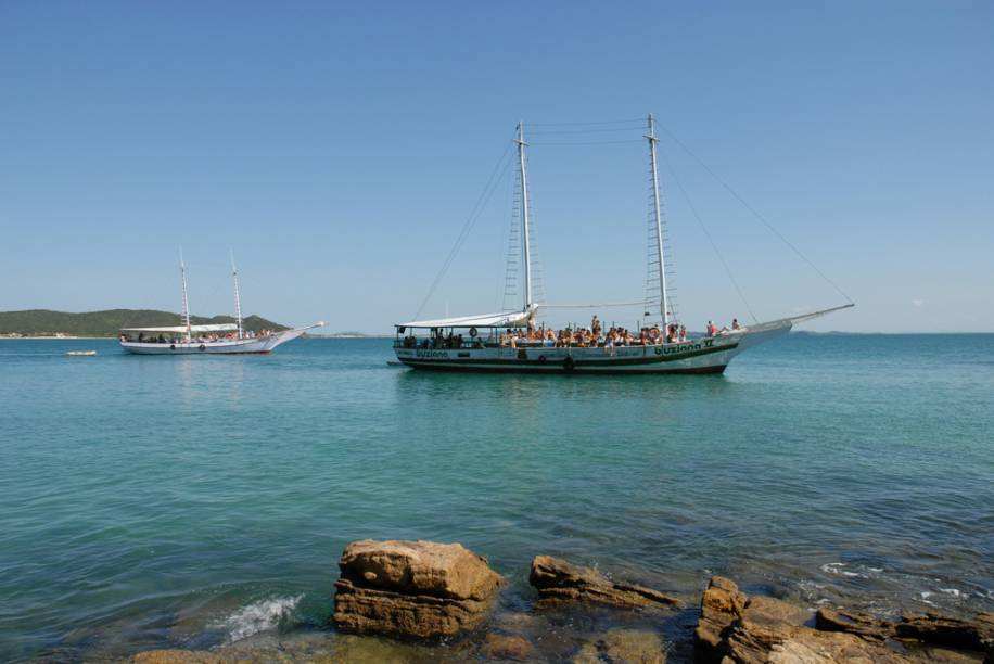 Escunas ancoradas na <a href="https://viajeaqui.abril.com.br/estabelecimentos/br-rj-buzios-atracao-azedinha" rel="Praia Azedinha" target="_blank">Praia Azedinha</a>, em <a href="https://viajeaqui.abril.com.br/cidades/br-rj-buzios" rel="Búzios (RJ)" target="_blank">Búzios (RJ)</a>