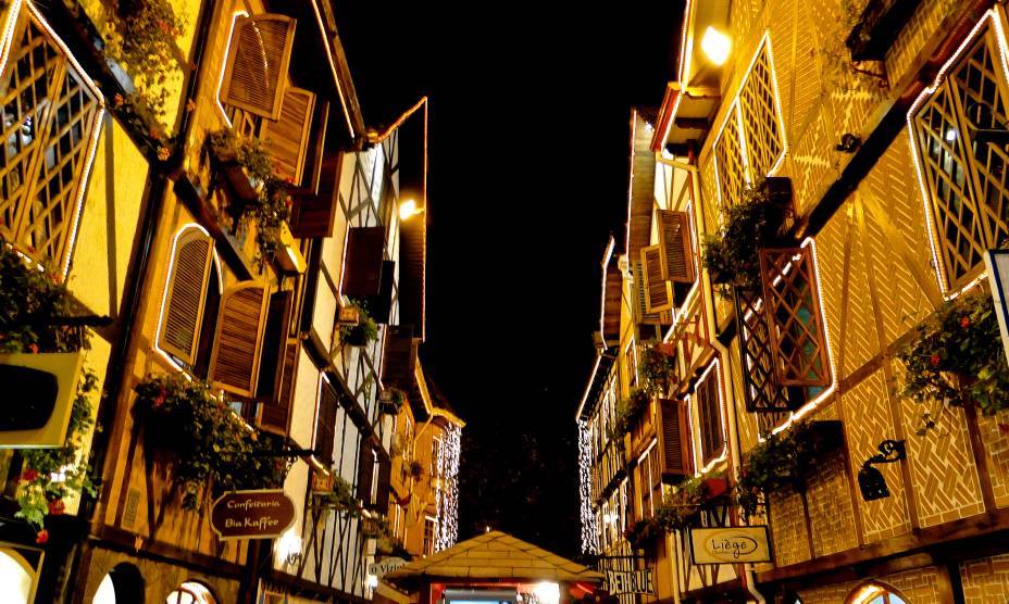 <strong><a href="https://viajeaqui.abril.com.br/cidades/br-sp-campos-do-jordao" rel="10. Campos do Jordão (SP)" target="_self">10. Campos do Jordão (SP)</a></strong> Aqui, as casinhas da requisitada <strong><a href="https://viajeaqui.abril.com.br/estabelecimentos/br-sp-campos-do-jordao-atracao-capivari" rel="Vila Capivari" target="_self">Vila Capivari</a></strong> (foto) concentram lojinhas de chocolate e o bar da <a href="https://viajeaqui.abril.com.br/estabelecimentos/br-sp-campos-do-jordao-restaurante-baden-baden" rel="Baden Baden" target="_self">Baden Baden</a>, com movimento intensificado no <a href="https://viajeaqui.abril.com.br/estabelecimentos/br-sp-campos-do-jordao-atracao-festival-internacional-de-inverno" rel="Festival de Inverno" target="_self">Festival de Inverno</a> em julho <strong><a href="https://viajeaqui.abril.com.br/cidades/br-sp-campos-do-jordao" rel="10. Campos do Jordão (SP)" target="_self">10. Campos do Jordão (SP)</a></strong> Aqui, as casinhas da requisitada <strong><a href="https://viajeaqui.abril.com.br/estabelecimentos/br-sp-campos-do-jordao-atracao-capivari" rel="Vila Capivari" target="_self">Vila Capivari</a></strong> (foto) concentram lojinhas de chocolate e o bar da <a href="https://viajeaqui.abril.com.br/estabelecimentos/br-sp-campos-do-jordao-restaurante-baden-baden" rel="Baden Baden" target="_self">Baden Baden</a>, com movimento intensificado no <a href="https://viajeaqui.abril.com.br/estabelecimentos/br-sp-campos-do-jordao-atracao-festival-internacional-de-inverno" rel="Festival de Inverno" target="_self">Festival de Inverno</a> em julho