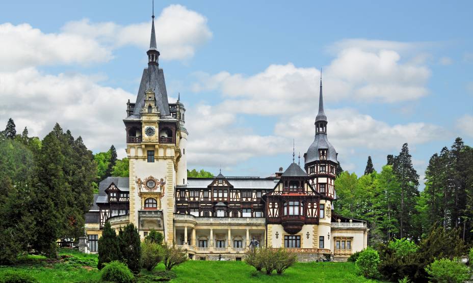 O Peleş Castle, situado na Sinaia, é uma das mais belas construções da Romênia