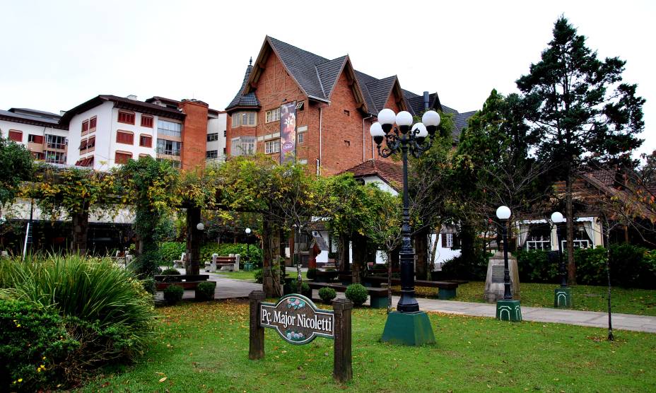 <a href="https://viajeaqui.abril.com.br/cidades/br-rs-gramado" rel="1. Gramado (RS)" target="_self"><strong>2. Gramado (RS)</strong></a>        Aqui, a arquitetura enxaimel de diversas casas e estabelecimentos transporta o visitante a uma incrível atmosfera, digna de cidades da <a href="https://viajeaqui.abril.com.br/paises/suica" rel="Suíça" target="_self">Suíça</a> e da <a href="https://viajeaqui.abril.com.br/paises/alemanha" rel="Alemanha" target="_self">Alemanha</a>