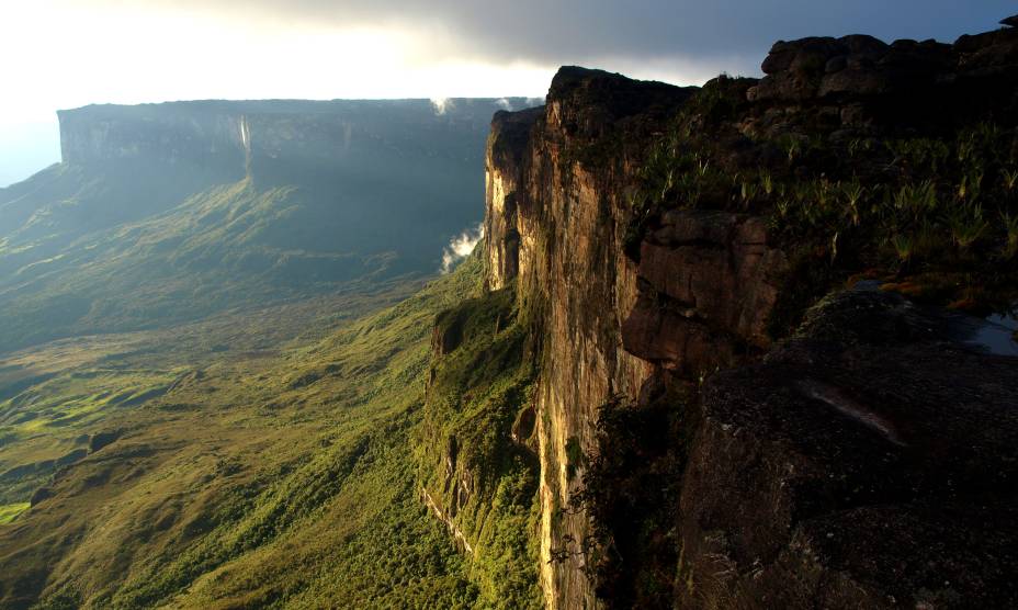 <strong><a href="https://viajeaqui.abril.com.br/estabelecimentos/br-rr-boa-vista-atracao-do-monte-roraima" rel="21. Monte Roraima (RR)" target="_self">21. Monte Roraima (RR)</a></strong> Localizado na tríplice fronteira entre <a href="https://viajeaqui.abril.com.br/paises/brasil" rel="Brasil" target="_self">Brasil</a>, <a href="https://viajeaqui.abril.com.br/paises/venezuela" rel="Venezuela" target="_self">Venezuela</a> e Guiana, o Monte Roraima possui uma das visões mais imponentes do Planeta <strong><a href="https://viajeaqui.abril.com.br/estabelecimentos/br-rr-boa-vista-atracao-do-monte-roraima" rel="21. Monte Roraima (RR)" target="_self">21. Monte Roraima (RR)</a></strong> Localizado na tríplice fronteira entre <a href="https://viajeaqui.abril.com.br/paises/brasil" rel="Brasil" target="_self">Brasil</a>, <a href="https://viajeaqui.abril.com.br/paises/venezuela" rel="Venezuela" target="_self">Venezuela</a> e Guiana, o Monte Roraima possui uma das visões mais imponentes do Planeta