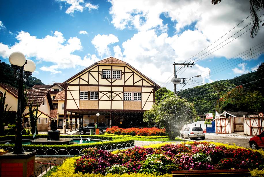 <strong><a href="https://viajeaqui.abril.com.br/cidades/br-es-domingos-martins" rel="14. Domingos Martins (ES)" target="_self">14. Domingos Martins (ES)</a></strong> Sua arquitetura e gastronomia refletem muito dos hábitos de seus colonizadores europeus, também vistos nas festas típicas da cidade <strong><a href="https://viajeaqui.abril.com.br/cidades/br-es-domingos-martins" rel="14. Domingos Martins (ES)" target="_self">14. Domingos Martins (ES)</a></strong> Sua arquitetura e gastronomia refletem muito dos hábitos de seus colonizadores europeus, também vistos nas festas típicas da cidade