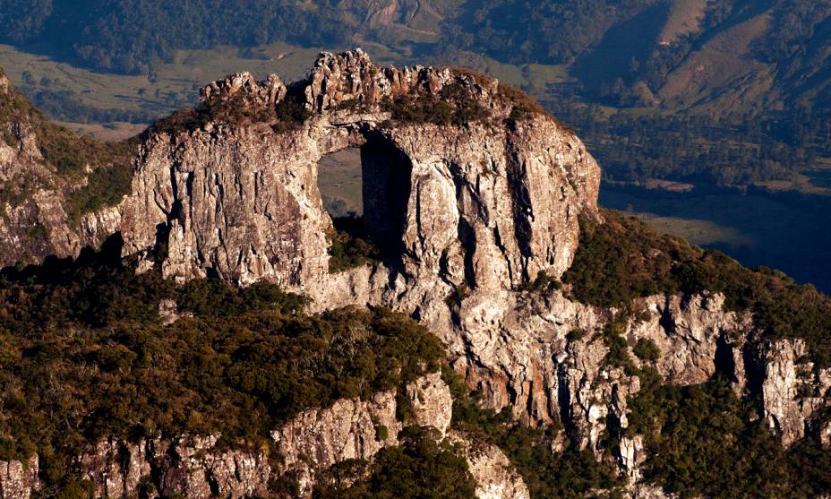 Pertencente ao Parque Nacional de São Joaquim, localizado na charmosa cidade de <a href="https://viajeaqui.abril.com.br/cidades/br-sc-urubici" rel="Urubici" target="_self">Urubici</a> (SC), o <a href="https://viajeaqui.abril.com.br/estabelecimentos/br-sc-urubici-atracao-morro-da-igreja" rel="Morro da Igreja" target="_self">Morro da Igreja</a> é um dos grandes destinos para turistas em busca de aventura - e que não cansam de se encantar com o cenário da <strong>Pedra Furada</strong>