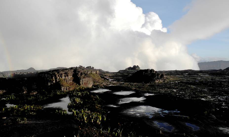 <strong><a href="https://viajeaqui.abril.com.br/estabelecimentos/br-rr-boa-vista-atracao-do-monte-roraima" rel="21. Monte Roraima (RR)" target="_self">21. Monte Roraima (RR)</a></strong> Com mais de 2700 metros de altura, a gigantesca chapada possui paredões íngremes de arenito – que remetem às formações rochosas de Utah, nos <a href="https://viajeaqui.abril.com.br/paises/estados-unidos" rel="Estados Unidos." target="_self">Estados Unidos</a> <strong><a href="https://viajeaqui.abril.com.br/estabelecimentos/br-rr-boa-vista-atracao-do-monte-roraima" rel="21. Monte Roraima (RR)" target="_self">21. Monte Roraima (RR)</a></strong> Com mais de 2700 metros de altura, a gigantesca chapada possui paredões íngremes de arenito – que remetem às formações rochosas de Utah, nos <a href="https://viajeaqui.abril.com.br/paises/estados-unidos" rel="Estados Unidos." target="_self">Estados Unidos</a>