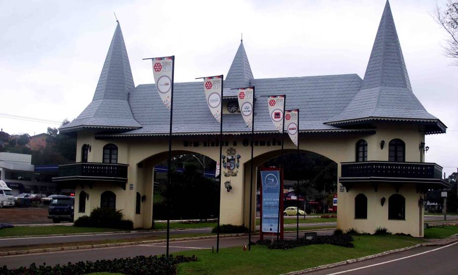 <a href="https://viajeaqui.abril.com.br/cidades/br-rs-gramado" rel="1. Gramado (RS)" target="_self"><strong>2. Gramado (RS)</strong></a> Chegar a Gramado, na Serra Gaúcha, e não se surpreender é uma tarefa quase impossível <a href="https://viajeaqui.abril.com.br/cidades/br-rs-gramado" rel="1. Gramado (RS)" target="_self"><strong>2. Gramado (RS)</strong></a> Chegar a Gramado, na Serra Gaúcha, e não se surpreender é uma tarefa quase impossível