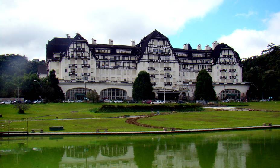 <a href="https://viajeaqui.abril.com.br/cidades/br-rj-petropolis" rel="9. Petrópolis (RJ)" target="_self"><strong>9. Petrópolis (RJ)</strong></a> Localizada no coração da Região Serrana Fluminense, Petrópolis ainda preserva os encantos que seduziram a Família Real Portuguesa: a cidade serrana era o reduto refrescante dos nobres patriarcas durante o verão escaldante no <a href="https://viajeaqui.abril.com.br/cidades/br-rj-rio-de-janeiro" rel="Rio de Janeiro (RJ)" target="_blank">Rio de Janeiro (RJ)</a> <a href="https://viajeaqui.abril.com.br/cidades/br-rj-petropolis" rel="9. Petrópolis (RJ)" target="_self"><strong>9. Petrópolis (RJ)</strong></a> Localizada no coração da Região Serrana Fluminense, Petrópolis ainda preserva os encantos que seduziram a Família Real Portuguesa: a cidade serrana era o reduto refrescante dos nobres patriarcas durante o verão escaldante no <a href="https://viajeaqui.abril.com.br/cidades/br-rj-rio-de-janeiro" rel="Rio de Janeiro (RJ)" target="_blank">Rio de Janeiro (RJ)</a>