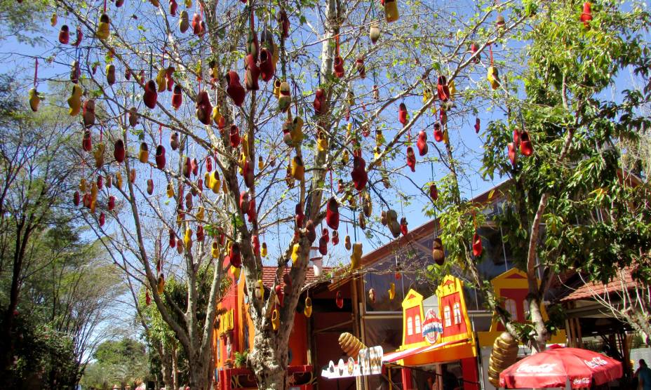 <a href="https://viajeaqui.abril.com.br/cidades/br-sp-holambra" rel="6. Holambra (SP)" target="_self"><strong>6. Holambra (SP)</strong></a> Holambra é repleta de elementos dos colonos pelas ruas, como os famosos tamancos holandeses. <a href="https://viajeaqui.abril.com.br/cidades/br-sp-holambra" rel="6. Holambra (SP)" target="_self"><strong>6. Holambra (SP)</strong></a> Holambra é repleta de elementos dos colonos pelas ruas, como os famosos tamancos holandeses.