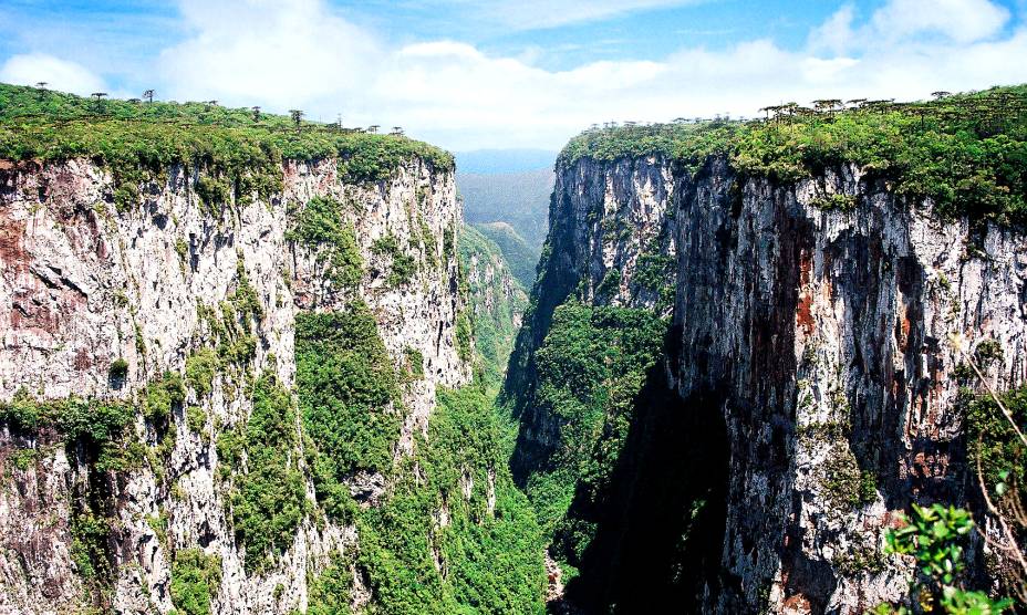 <strong><a href="https://viajeaqui.abril.com.br/cidades/br-rs-cambara-do-sul" rel="20. Cambará do Sul (RS)" target="_self">20. Cambará do Sul (RS)</a></strong> Cambará abriga dois dos mais lindos do país: o <strong><a href="https://viajeaqui.abril.com.br/estabelecimentos/br-rs-cambara-do-sul-atracao-canion-do-itaimbezinho" rel="Itaimbezinho" target="_self">Itaimbezinho</a></strong> (foto) e o <a href="https://viajeaqui.abril.com.br/estabelecimentos/br-rs-cambara-do-sul-atracao-canion-da-fortaleza" rel="Fortaleza" target="_self">Fortaleza</a>, com parques acoplados repletos de boas trilhas <strong><a href="https://viajeaqui.abril.com.br/cidades/br-rs-cambara-do-sul" rel="20. Cambará do Sul (RS)" target="_self">20. Cambará do Sul (RS)</a></strong> Cambará abriga dois dos mais lindos do país: o <strong><a href="https://viajeaqui.abril.com.br/estabelecimentos/br-rs-cambara-do-sul-atracao-canion-do-itaimbezinho" rel="Itaimbezinho" target="_self">Itaimbezinho</a></strong> (foto) e o <a href="https://viajeaqui.abril.com.br/estabelecimentos/br-rs-cambara-do-sul-atracao-canion-da-fortaleza" rel="Fortaleza" target="_self">Fortaleza</a>, com parques acoplados repletos de boas trilhas