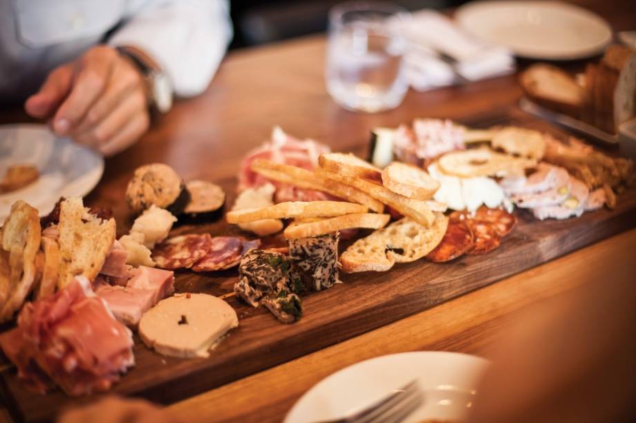 Embutidos e queijos são ingredientes básicos da cozinha quebecois, onde o clima gelado sempre obrigou os habitantes, nativos, franceses e ingleses, a buscar novas formas de conservação dos alimentos. Aqui, uma mesa de frios do Hambar Restaurant Bar Embutidos e queijos são ingredientes básicos da cozinha quebecois, onde o clima gelado sempre obrigou os habitantes, nativos, franceses e ingleses, a buscar novas formas de conservação dos alimentos. Aqui, uma mesa de frios do Hambar Restaurant Bar