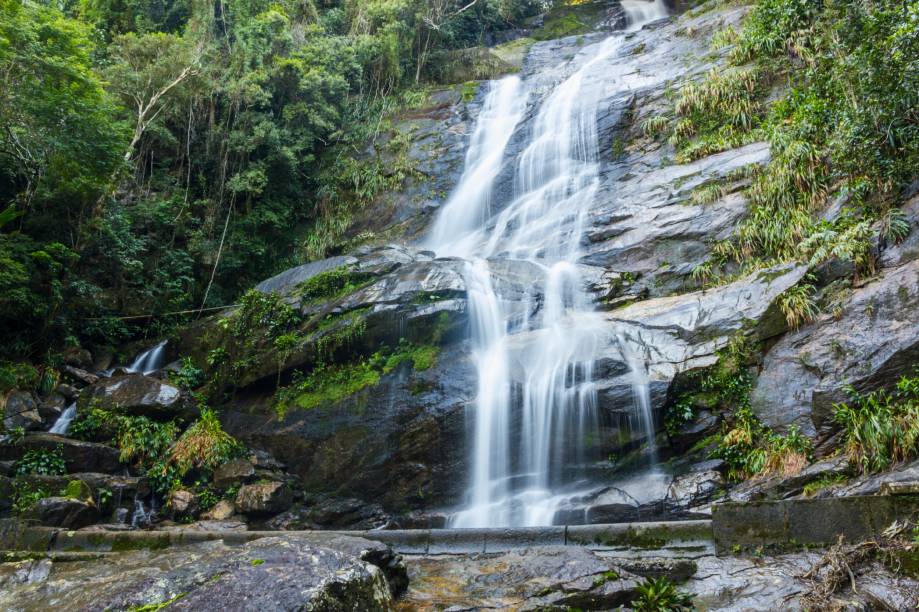 <strong>1. CACHOEIRA DOS PRIMATAS</strong>    É possível refrescar-se no <a href="https://viajeaqui.abril.com.br/cidades/br-rj-rio-de-janeiro" rel="Rio de Janeiro" target="_blank">Rio de Janeiro</a> sem ficar com a pele salgada. Das encostas da <a href="https://viajeaqui.abril.com.br/estabelecimentos/br-rj-rio-de-janeiro-atracao-parque-nacional-da-tijuca" rel="Floresta da Tijuca" target="_blank">Floresta da Tijuca</a>, a maior floresta urbana do mundo, escorrem rios e cachoeiras de água geladinha, e algumas delas têm acesso por trilhas bem tranquilas. Para chegar à Cachoeira dos Primatas, você vai de carro até o fim da Rua Sara Vilela, no bairro do <a href="https://viajeaqui.abril.com.br/estabelecimentos/br-rj-rio-de-janeiro-atracao-jardim-botanico" rel="Jardim Botânico" target="_blank">Jardim Botânico</a>, e caminha por cerca de 30 minutos no meio do mato (há sinalização no trajeto).