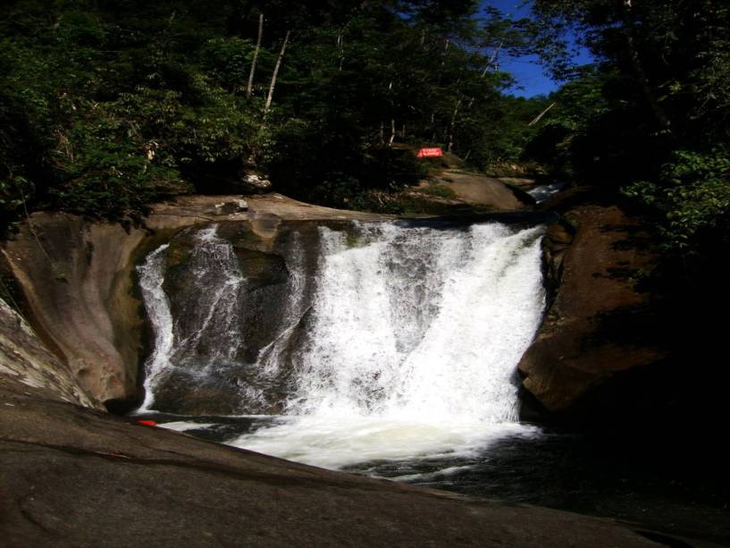 Um dos passeios mais gostosos para se fazer a partir de <a href="https://viajeaqui.abril.com.br/cidades/br-rj-buzios" rel="Búzios" target="_blank">Búzios</a> é até <a href="https://viajeaqui.abril.com.br/estabelecimentos/br-rj-buzios-atracao-ate-sana" rel="Sana (RJ)" target="_blank">Sana (RJ)</a>. Na foto, a Cachoeira Mãe, que fica neste distrito de <a href="https://viajeaqui.abril.com.br/cidades/br-rj-macae" rel="Macaé" target="_blank">Macaé</a>