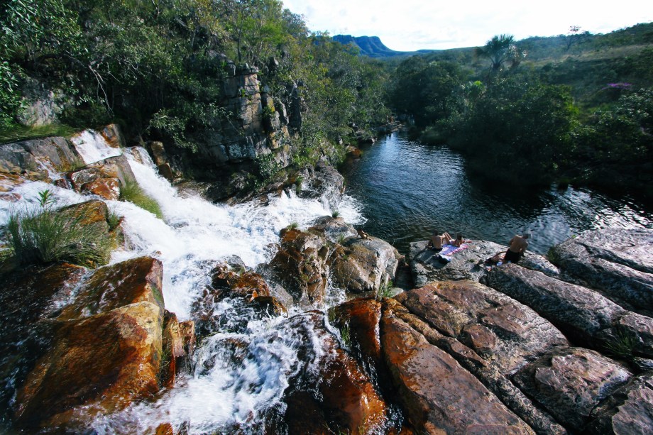 <a href="https://viajeaqui.abril.com.br/cidades/br-go-chapada-dos-veadeiros" rel="Chapada dos Veadeiros" target="_blank"><strong>Chapada dos Veadeiros</strong></a>    Chega-se ao mirante da Cachoeira Almécegas depois de trilha de 1,5km pela Chapada dos Veadeiros.    Um paredão de quartzito por onde a água escorre em meio a árvores e plantas. Do mirante, sai mais uma trilha de 600 m, bastante íngreme, até o poço de água transparente e gelada que se forma ao pé da queda-dágua