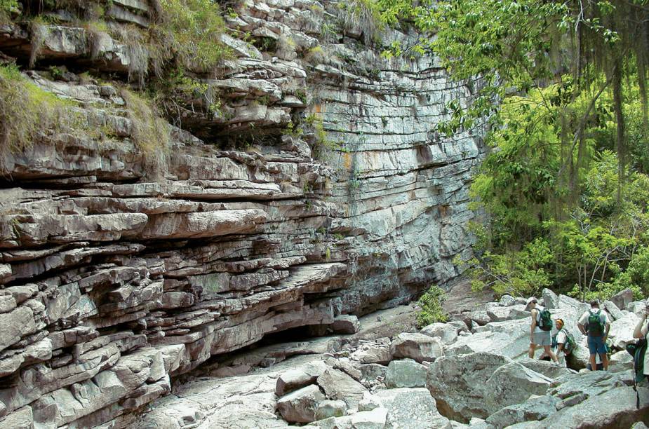 As cachoeiras, rios, cânions e grutas, que formam cenários inacreditáveis, fazem do Parque Nacional da Chapada Diamantina um dos principais destinos de ecoturismo do Brasil. As atrações valem a visita e encantam os aventureiros. <a href="https://www.booking.com/searchresults.pt-br.html?aid=332455&sid=605c56653290b80351df808102ac423d&sb=1&src=index&src_elem=sb&error_url=https%3A%2F%2Fwww.booking.com%2Findex.pt-br.html%3Faid%3D332455%3Bsid%3D605c56653290b80351df808102ac423d%3Bsb_price_type%3Dtotal%26%3B&ss=Chapada+Diamantina%2C+Brasil&checkin_monthday=&checkin_month=&checkin_year=&checkout_monthday=&checkout_month=&checkout_year=&no_rooms=1&group_adults=2&group_children=0&map=1&b_h4u_keep_filters=&from_sf=1&ss_raw=Chapada+Diamantina&ac_position=0&ac_langcode=xb&dest_id=5235&dest_type=region&place_id_lat=-12.669165&place_id_lon=-41.437884&search_pageview_id=49fa99d360af00d4&search_selected=true&search_pageview_id=49fa99d360af00d4&ac_suggestion_list_length=5&ac_suggestion_theme_list_length=0#map_closed" target="_blank" rel="noopener"><em>Busque hospedagens na Chapada Diamantina</em></a>