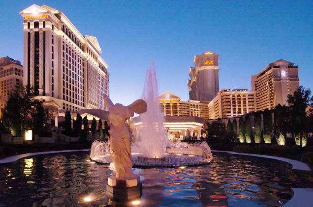 Céline Dion já se apresentou no Caesar Palace; todo ano, o hotel convida um cantor ilustre para a sua última noite do ano. Céline Dion já se apresentou no Caesar Palace; todo ano, o hotel convida um cantor ilustre para a sua última noite do ano.