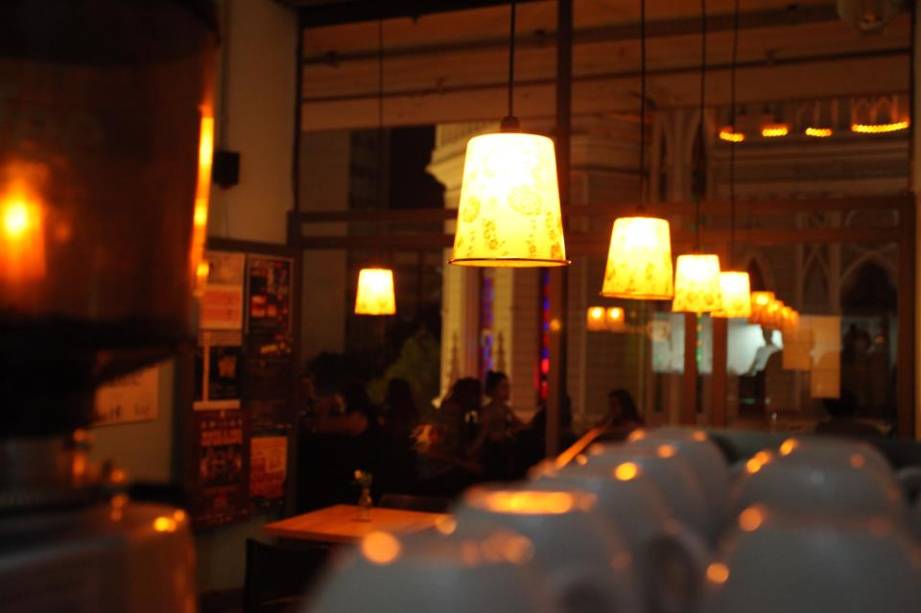 <a href="https://www.facebook.com/Caf%C3%A9-Biografias-141698882520688/" rel="Café Biografias " target="_blank"><strong>Café Biografias </strong></a>Dentre as diversas opções de novos bares descolados no segundo andar do Maletta, outro que se destaca é o Biografias, que tem petiscos e sanduíches deliciosos, boa música, café bem tirado, um bom espaço na ampla varanda do edifício, com vista para os vitrais do Centro de Referência de Moda de BH cuja arquitetura lembra uma igreja (já foi sede do Centro Cultural de Belo Horizonte), e também um espaço de mesas interno aconchegante e romântico. <strong>Endereço: </strong>Avenida Augusto de Lima, 233, Edifício Maletta. Abre de segunda a sábado de 17h às 2h da manhã. Lembrando que o segundo andar do Maletta não permite entrada depois de meia noite mesmo se a festa lá dentro estiver fervendo (chegue antes disso, os seguranças são incorruptíveis) <a href="https://www.facebook.com/Caf%C3%A9-Biografias-141698882520688/" rel="Café Biografias " target="_blank"><strong>Café Biografias </strong></a>Dentre as diversas opções de novos bares descolados no segundo andar do Maletta, outro que se destaca é o Biografias, que tem petiscos e sanduíches deliciosos, boa música, café bem tirado, um bom espaço na ampla varanda do edifício, com vista para os vitrais do Centro de Referência de Moda de BH cuja arquitetura lembra uma igreja (já foi sede do Centro Cultural de Belo Horizonte), e também um espaço de mesas interno aconchegante e romântico. <strong>Endereço: </strong>Avenida Augusto de Lima, 233, Edifício Maletta. Abre de segunda a sábado de 17h às 2h da manhã. Lembrando que o segundo andar do Maletta não permite entrada depois de meia noite mesmo se a festa lá dentro estiver fervendo (chegue antes disso, os seguranças são incorruptíveis)