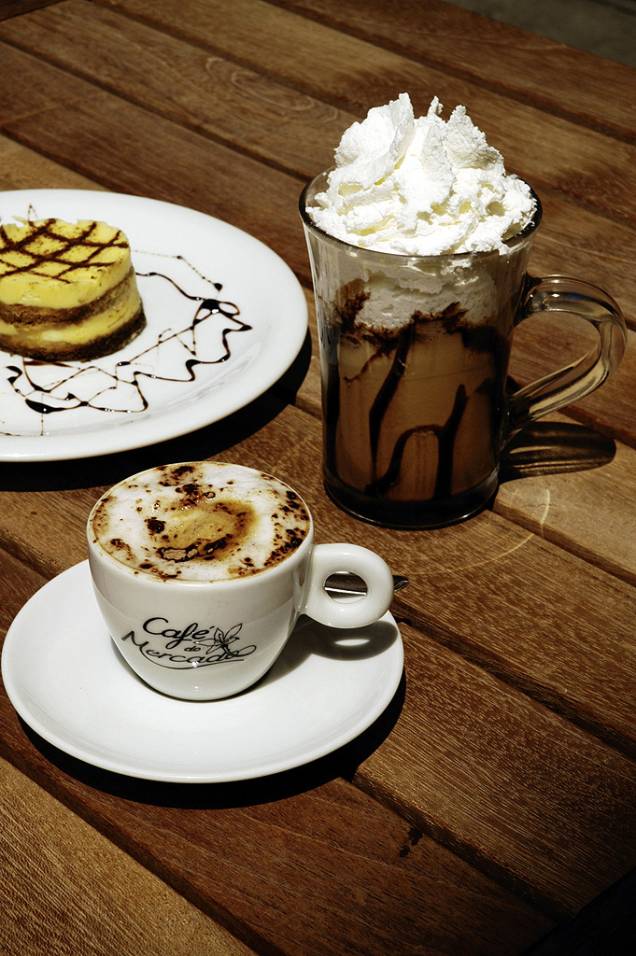 <strong>Café do Mercado</strong><br /><br />O carro chefe é o blend com café do Cerrado Mineiro e Sul de Minas. A casa tem café orgânico, bebidas geladas e grãos da Bahia e de Mogiana. <strong>Café do Mercado</strong><br /><br />O carro chefe é o blend com café do Cerrado Mineiro e Sul de Minas. A casa tem café orgânico, bebidas geladas e grãos da Bahia e de Mogiana.