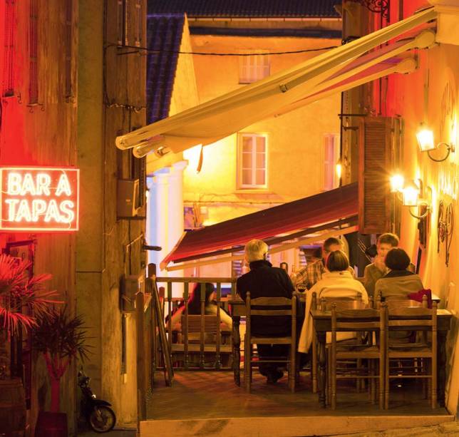 Café na Île-Rousse, no norte da ilha 