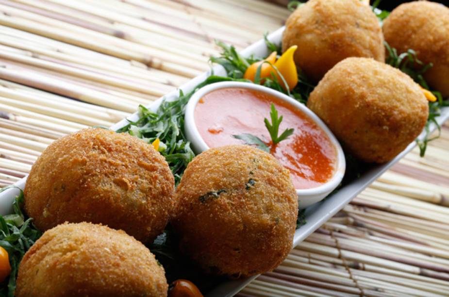 <a href="https://viajeaqui.abril.com.br/estabelecimentos/br-mg-belo-horizonte-restaurante-cafe-palhares" rel="Café Palhares " target="_blank"><strong>Café Palhares </strong></a>O farto “kaol” do Palhares ficou eternizado nas páginas do romance Hilda Furação, de Roberto Drummond. Prato feito de Couve, Arroz, Ovo e Linguiça, além de torresmo e molho de tomate, era a refeição de preferência do eu-lírico do livro. Entre os clientes ilustres deste bar tradicional<strong>,</strong> aberto no centro desde 1939, estão o presidente Juscelino Kubitschek, o governador Magalhães Pinto e o compositor Rômulo Paes. Aliás, foi o músico que batizou o prato, com a licença poética do K ao invés do C de couve. O Palhares continua servindo o kaol às centenas: saem cerca de 500 pratos por dia! Para acompanhar, cachaça ou chope. <strong>Endereço: </strong>Rua Tupinambás, 638, Centro. Abre de segunda a sábado, de 7h da manhã às 23h <a href="https://viajeaqui.abril.com.br/estabelecimentos/br-mg-belo-horizonte-restaurante-cafe-palhares" rel="Café Palhares " target="_blank"><strong>Café Palhares </strong></a>O farto “kaol” do Palhares ficou eternizado nas páginas do romance Hilda Furação, de Roberto Drummond. Prato feito de Couve, Arroz, Ovo e Linguiça, além de torresmo e molho de tomate, era a refeição de preferência do eu-lírico do livro. Entre os clientes ilustres deste bar tradicional<strong>,</strong> aberto no centro desde 1939, estão o presidente Juscelino Kubitschek, o governador Magalhães Pinto e o compositor Rômulo Paes. Aliás, foi o músico que batizou o prato, com a licença poética do K ao invés do C de couve. O Palhares continua servindo o kaol às centenas: saem cerca de 500 pratos por dia! Para acompanhar, cachaça ou chope. <strong>Endereço: </strong>Rua Tupinambás, 638, Centro. Abre de segunda a sábado, de 7h da manhã às 23h