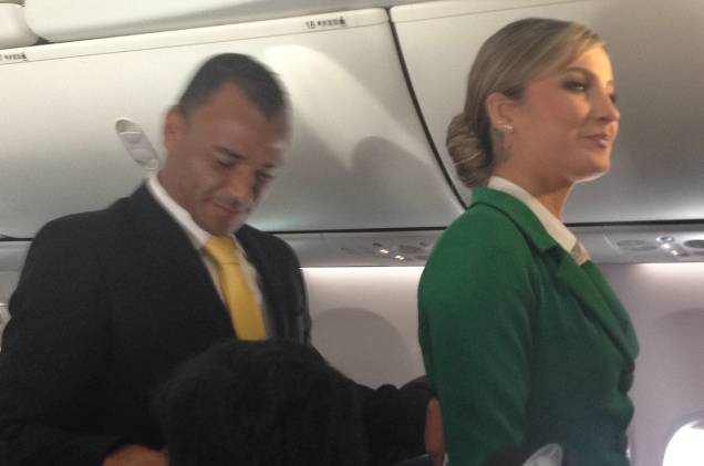 Cafu e Claudia Leitte passeiam pelos corredores da aeronave Cafu e Claudia Leitte passeiam pelos corredores da aeronave