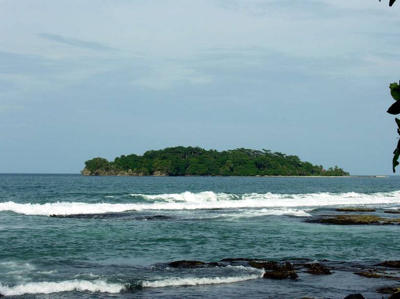 Os bons velhos tempos de vilarejo de pescadores continuam vivos nas praias do <strong>Parque Nacional Cahuita</strong> na <strong>costa caribenha</strong>. As ruas ainda são de terra e a praia de areia preta continua tranquila neste lugar que é o primeiro assentamento afro-caribenho da Costa Rica.A atmosfera convida a uma pausa para relaxar e ouvir o barulho do mar. A cidade em si fica em frente ao mar, mas não tem praia – uma caminhada de 5 minutos leva à Playa Negra e o Parque Nacional está a um passeio de bicicleta de distância.