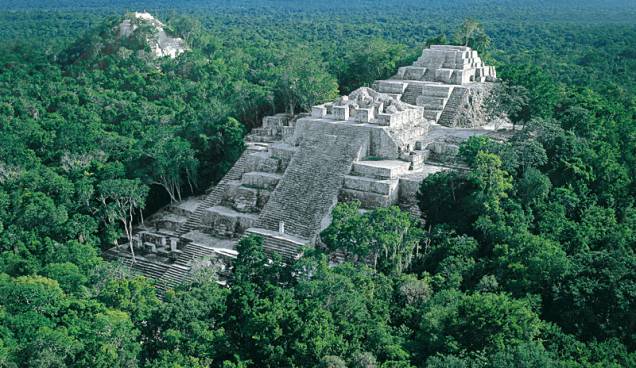 <strong>Calakmul</strong><br />A antiga e poderosa Calakmul, no estado mexicano de Campeche, competia com a grande Tikal, na Guatemala, pela hegemonia da região central maia. Os primórdios da cidade remontam ao período pre-clássico (300 a.C a 250 a.C), desde quando começa a prosperar e se transforma numa "superpotência" política e militar. Estudos recentes indicam que foi capital do Reino de Kaan, ou Reino da Serpente, e chegou a abrigar mais de 50 mil habitantes fixos. É Patrimônio Cultural da Humanidade desde 2002 <strong>Calakmul</strong><br />A antiga e poderosa Calakmul, no estado mexicano de Campeche, competia com a grande Tikal, na Guatemala, pela hegemonia da região central maia. Os primórdios da cidade remontam ao período pre-clássico (300 a.C a 250 a.C), desde quando começa a prosperar e se transforma numa "superpotência" política e militar. Estudos recentes indicam que foi capital do Reino de Kaan, ou Reino da Serpente, e chegou a abrigar mais de 50 mil habitantes fixos. É Patrimônio Cultural da Humanidade desde 2002