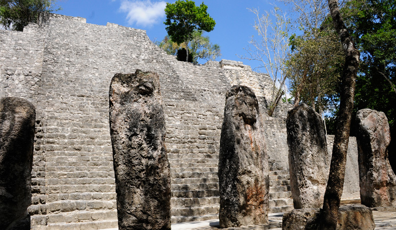 <strong>Calakmul</strong><br />A gloriosa trajetória de Calakmul está registrada em 117 estelas – totens com inscrições sobre os feitos políticos de seus governantes –, maior número já encontrado na região. Mais de 6 mil estruturas compõem o sítio arqueológico, que se espalha por uma área de 70 quilômetros quadrados, pertencentes hoje em dia a uma Reserva da Biosfera