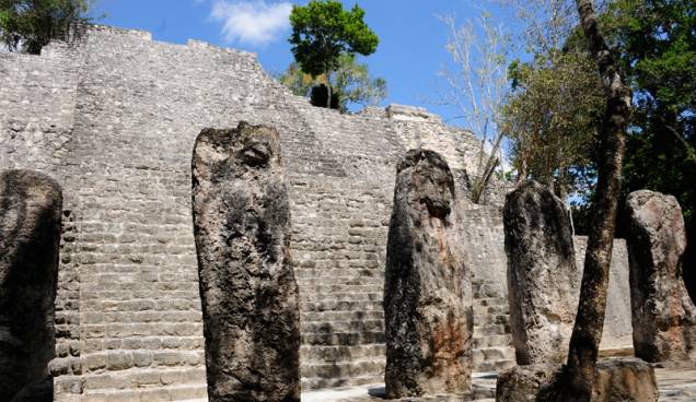 <strong>Calakmul</strong><br />A gloriosa trajetória de Calakmul está registrada em 117 estelas – totens com inscrições sobre os feitos políticos de seus governantes –, maior número já encontrado na região. Mais de 6 mil estruturas compõem o sítio arqueológico, que se espalha por uma área de 70 quilômetros quadrados, pertencentes hoje em dia a uma Reserva da Biosfera <strong>Calakmul</strong><br />A gloriosa trajetória de Calakmul está registrada em 117 estelas – totens com inscrições sobre os feitos políticos de seus governantes –, maior número já encontrado na região. Mais de 6 mil estruturas compõem o sítio arqueológico, que se espalha por uma área de 70 quilômetros quadrados, pertencentes hoje em dia a uma Reserva da Biosfera
