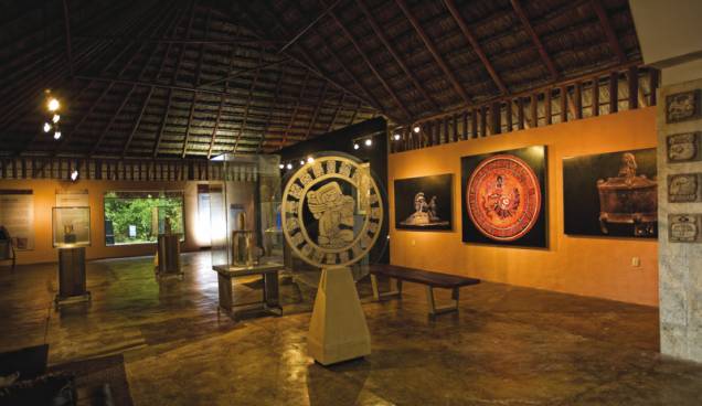 <strong>Calakmul</strong><br />Boa parte dos achados arqueológicos na região está exposta em um museu de sítio aberto à visitação. Há grande número de máscaras, artigos de cerâmica, peitorais, colares e adornos de orelha, entre outros itens próprios da indumentária de época que foram recuperados nos muitos contextos funerários encontrados na cidade <strong>Calakmul</strong><br />Boa parte dos achados arqueológicos na região está exposta em um museu de sítio aberto à visitação. Há grande número de máscaras, artigos de cerâmica, peitorais, colares e adornos de orelha, entre outros itens próprios da indumentária de época que foram recuperados nos muitos contextos funerários encontrados na cidade