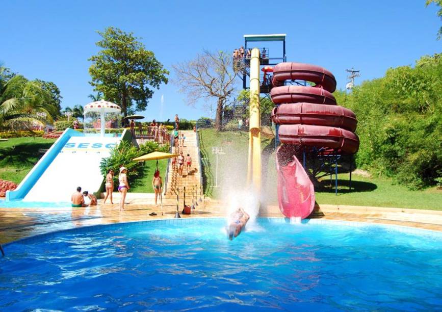 Com uma área verde que equivale a quase dois Maracanãs, um parque aquático e um centro cultural, o <a href="https://viajeaqui.abril.com.br/estabelecimentos/br-go-caldas-novas-hospedagem-sesc-caldas-novas" rel="Sesc Caldas Novas" target="_blank">Sesc Caldas Novas</a> tem atrações para toda a família. É uma boa opção de hospedagem para quem deseja relaxar nas águas termais da região