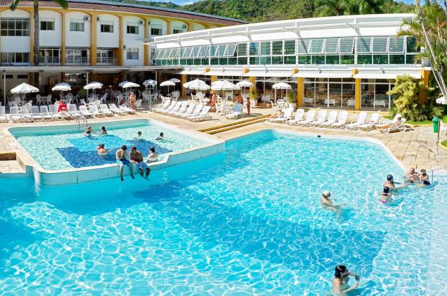 <strong>Plaza Caldas da Imperatriz Resort & Spa, em Santo Amaro da Imperatriz (SC)</strong> Além de um complexo de águas termominerais radioativas, possui ofurôs ao ar livre e ampla área verde - há passeios para observar a fauna e flora, com acompanhamento de um biólogo (quartas e sábados). <em><a href="https://www.booking.com/hotel/br/plaza-caldas-da-imperatriz-resort-spa.pt-br.html?aid=332455;sid=605c56653290b80351df808102ac423d;dest_id=-669405;dest_type=city;dist=0;group_adults=2;hapos=1;hpos=1;room1=A%2CA;sb_price_type=total;srepoch=1533661189;srfid=1a6c1296115122571f9a83060fdd5b3e0e0b8bf3X1;srpvid=5a36778259d20043;type=total;ucfs=1&#hotelTmpl" target="_blank" rel="noopener">Reserve sua estadia no Plaza Caldas da Imperatriz Resort & Spa</a></em> <strong>Plaza Caldas da Imperatriz Resort & Spa, em Santo Amaro da Imperatriz (SC)</strong> Além de um complexo de águas termominerais radioativas, possui ofurôs ao ar livre e ampla área verde - há passeios para observar a fauna e flora, com acompanhamento de um biólogo (quartas e sábados). <em><a href="https://www.booking.com/hotel/br/plaza-caldas-da-imperatriz-resort-spa.pt-br.html?aid=332455;sid=605c56653290b80351df808102ac423d;dest_id=-669405;dest_type=city;dist=0;group_adults=2;hapos=1;hpos=1;room1=A%2CA;sb_price_type=total;srepoch=1533661189;srfid=1a6c1296115122571f9a83060fdd5b3e0e0b8bf3X1;srpvid=5a36778259d20043;type=total;ucfs=1&#hotelTmpl" target="_blank" rel="noopener">Reserve sua estadia no Plaza Caldas da Imperatriz Resort & Spa</a></em>