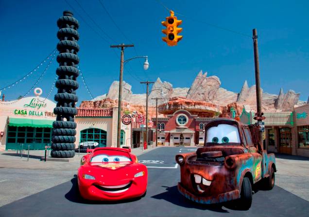 Relâmpago McQueen e Mater na reprodução de Radiator Springs, no Cars Land do California Adventure Park, em Ananheim, na Grande Los Angeles Relâmpago McQueen e Mater na reprodução de Radiator Springs, no Cars Land do California Adventure Park, em Ananheim, na Grande Los Angeles