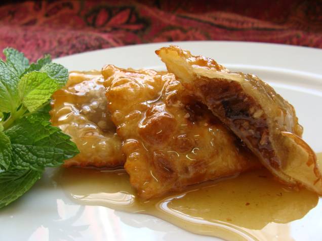 <strong><em>Calzengicchie </em></strong>é o nome em dialeto de <strong>Palazzo San Gervasio</strong> (aldeia onde a chef <strong>Filomena Chiarella</strong> nasceu): pequenos pastéis recheados com grão de bico, frutas secas e mel (R$ 15,50). A cantina italiana <strong><a href="https://viajeaqui.abril.com.br/estabelecimentos/br-sp-sao-paulo-restaurante-buttina" rel="Buttina" target="_blank">Buttina</a></strong> presta sua homenagem aos 130 anos de imigração italiana com novas sobremesas <strong><em>Calzengicchie </em></strong>é o nome em dialeto de <strong>Palazzo San Gervasio</strong> (aldeia onde a chef <strong>Filomena Chiarella</strong> nasceu): pequenos pastéis recheados com grão de bico, frutas secas e mel (R$ 15,50). A cantina italiana <strong><a href="https://viajeaqui.abril.com.br/estabelecimentos/br-sp-sao-paulo-restaurante-buttina" rel="Buttina" target="_blank">Buttina</a></strong> presta sua homenagem aos 130 anos de imigração italiana com novas sobremesas