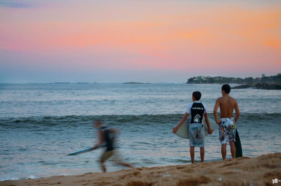 <strong><a href="https://viajeaqui.abril.com.br/estabelecimentos/br-es-vitoria-atracao-praia-camburi" target="_blank">Camburi</a> – <a href="https://viajeaqui.abril.com.br/cidades/br-es-vitoria" target="_blank">Vitória (ES)</a></strong> <strong><a href="https://viajeaqui.abril.com.br/estabelecimentos/br-es-vitoria-atracao-praia-camburi" target="_blank">Camburi</a> – <a href="https://viajeaqui.abril.com.br/cidades/br-es-vitoria" target="_blank">Vitória (ES)</a></strong>