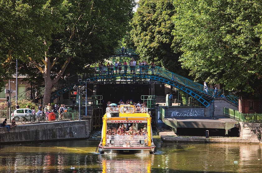 O canal é em si a grande vedete: em torno dele ficam os bares, restaurantes, boulangeries, pâtisseries, lojas e hotéis bacanas. É também às margens dele que os parisienses sentam nos fins de semana pra pegar um solzinho, fazer um piquenique ou assistir às eclusas se abrirem para a passagem dos barquinhos cheios de turistas, que ficam dando tchauzinho - e sendo correspondidos. Inverno ou verão, basta um dia de sol para que o lugar se encha de vida.