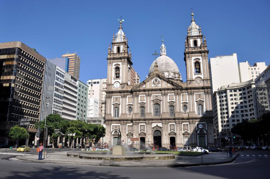 Na mesma praça da "Pira do Povo", a <strong>Igreja Nossa Senhora da Candelária</strong> tem uma linda cúpula adornada com oito estátuas de mármore.