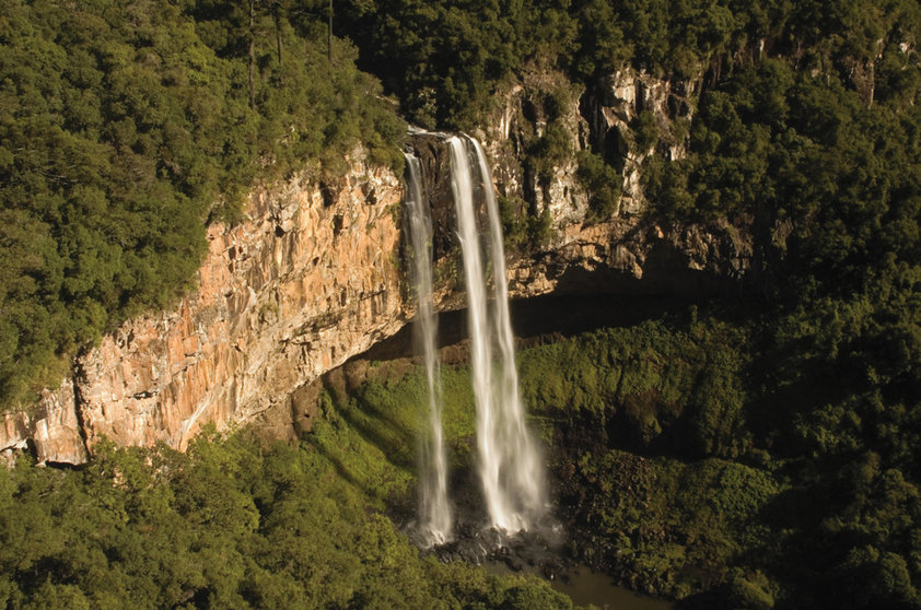 Colada em <a href="https://viajeaqui.abril.com.br/cidades/br-rs-gramado" rel="Gramado" target="_self">Gramado</a> por uma via repleta de casas especializadas em cafés coloniais, <a href="https://viajeaqui.abril.com.br/cidades/br-rs-canela" rel="Canela" target="_self">Canela</a> diferencia-se por suas belas atrações naturais. Entre elas, a <strong>Cascata do Caracol</strong>, no <a href="https://viajeaqui.abril.com.br/estabelecimentos/br-rs-canela-atracao-parque-do-caracol" rel="parque homônimo" target="_self">parque homônimo</a>, se destaca 