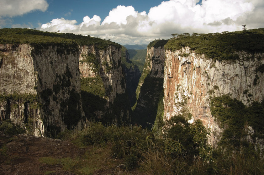 Paisagens brasileiras também são formadas por belos cânions! Em <a href="https://viajeaqui.abril.com.br/cidades/br-rs-cambara-do-sul" rel="Cambará do Sul" target="_self">Cambará do Sul</a>, o <a href="https://viajeaqui.abril.com.br/estabelecimentos/br-rs-cambara-do-sul-atracao-canion-do-itaimbezinho" rel="Cânion do Itaimbezinho" target="_self"><strong>Cânion do Itaimbezinho</strong></a>, a grande atração do <a href="https://viajeaqui.abril.com.br/estabelecimentos/br-rs-cambara-do-sul-atracao-parque-nacional-de-aparados-da-serra" rel="Parque Nacional de Aparados da Serra" target="_self">Parque Nacional de Aparados da Serra</a>, é repleto de trilhas que conduzem a uma visão de tirar o fôlego