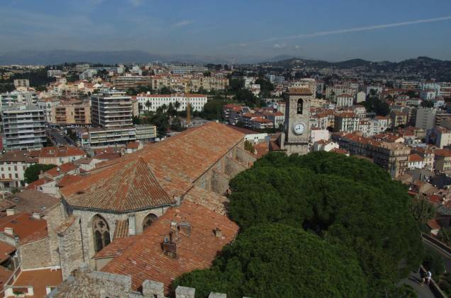 O centrinho antigo de Cannes, Suquet, rodeia um castelo medieval. Tudo na área cai de charme O centrinho antigo de Cannes, Suquet, rodeia um castelo medieval. Tudo na área cai de charme