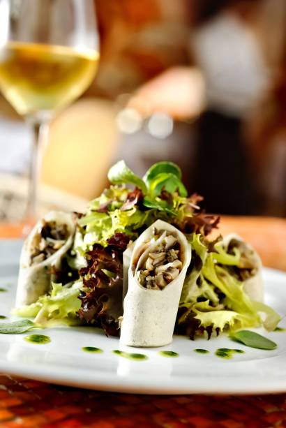 <a href="https://viajeaqui.abril.com.br/estabelecimentos/br-sp-sao-paulo-restaurante-cantaloup" rel="Cantaloup (São Paulo)"><strong>Cantaloup</strong></a><strong> (São Paulo)</strong><br /> <br /> O chef Valdir de Oliveira e o restaurateur Daniel Rolim criaram um menu especial para o almoço de Páscoa no domingo, 8 de abril, na casa estrelada pelo GUIA QUATRO RODAS. As opções são os <strong>wraps de cogumelos<span style="font-style: italic;"> </span>com folhas verdes</strong> (<em>foto</em>) (R$ 28), <strong>carré de cordeiro com lentilhas de Puy e baby cenouras</strong> (R$ 69), <strong>carpaccio de atum, creme de vitelo e alcaparras </strong>(R$ 38), <strong>ravioli de burrata com caponata</strong> (R$ 42) e <strong>bacalhau com arroz de nata e amêndoas</strong> (R$ 60). E, para finalizar, há duas sugestões de sobremesas: a triologia de chocolate, com mousse, creme brulée, brownie e sorvete (R$ 24) e o <strong>canoli siciliano</strong> com kinkan e pistache (R$ 26) <a href="https://viajeaqui.abril.com.br/estabelecimentos/br-sp-sao-paulo-restaurante-cantaloup" rel="Cantaloup (São Paulo)"><strong>Cantaloup</strong></a><strong> (São Paulo)</strong><br /> <br /> O chef Valdir de Oliveira e o restaurateur Daniel Rolim criaram um menu especial para o almoço de Páscoa no domingo, 8 de abril, na casa estrelada pelo GUIA QUATRO RODAS. As opções são os <strong>wraps de cogumelos<span style="font-style: italic;"> </span>com folhas verdes</strong> (<em>foto</em>) (R$ 28), <strong>carré de cordeiro com lentilhas de Puy e baby cenouras</strong> (R$ 69), <strong>carpaccio de atum, creme de vitelo e alcaparras </strong>(R$ 38), <strong>ravioli de burrata com caponata</strong> (R$ 42) e <strong>bacalhau com arroz de nata e amêndoas</strong> (R$ 60). E, para finalizar, há duas sugestões de sobremesas: a triologia de chocolate, com mousse, creme brulée, brownie e sorvete (R$ 24) e o <strong>canoli siciliano</strong> com kinkan e pistache (R$ 26)