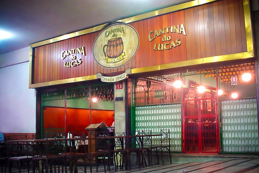 <a href="https://viajeaqui.abril.com.br/estabelecimentos/br-mg-belo-horizonte-restaurante-cantina-do-lucas" rel="Cantina do Lucas" target="_blank"><strong>Cantina do Lucas</strong></a>Bar e restaurante tradicional de Belo Horizonte, a Cantina do Lucas serve fartos e deliciosos pratos à lá carte de inspiração italiana e coração mineiro.O estabelecimento fica no Edifício Arcângelo Maletta, galeria tradicional da cidade localizada na cultural e boêmia Rua da Bahia. Durante o dia, estão abertos os sebos, gráficas, salas comerciais de toda sorte e restaurantes self-service e PF que atendem aos trabalhadores do centro da cidade. À noite a movimentação continua com diversos bares que vão do combo copo americano + cerveja gelada + mesa de plástico aos hypados bares com drinks elaborados e refeições com um quê de sofisticação.A Cantina do Lucas, aberta em 1962, está bem na entrada do Maletta. <strong>Endereço: </strong>Avenida Augusto de Lima, 233, Edifício Maletta. Abre a partir das 11h30 da manhã todos os dias da semana. Sua cozinha só tem descanso quando fecha de vez, às 2h da manhã, de segunda a quinta, 3h da manhã às sextas e sábados e 1h da manhã no domingo<a href="https://www.cantinadolucas.com.br/" target="_blank"><strong>www.cantinadolucas.com.br</strong></a> <a href="https://viajeaqui.abril.com.br/estabelecimentos/br-mg-belo-horizonte-restaurante-cantina-do-lucas" rel="Cantina do Lucas" target="_blank"><strong>Cantina do Lucas</strong></a>Bar e restaurante tradicional de Belo Horizonte, a Cantina do Lucas serve fartos e deliciosos pratos à lá carte de inspiração italiana e coração mineiro.O estabelecimento fica no Edifício Arcângelo Maletta, galeria tradicional da cidade localizada na cultural e boêmia Rua da Bahia. Durante o dia, estão abertos os sebos, gráficas, salas comerciais de toda sorte e restaurantes self-service e PF que atendem aos trabalhadores do centro da cidade. À noite a movimentação continua com diversos bares que vão do combo copo americano + cerveja gelada + mesa de plástico aos hypados bares com drinks elaborados e refeições com um quê de sofisticação.A Cantina do Lucas, aberta em 1962, está bem na entrada do Maletta. <strong>Endereço: </strong>Avenida Augusto de Lima, 233, Edifício Maletta. Abre a partir das 11h30 da manhã todos os dias da semana. Sua cozinha só tem descanso quando fecha de vez, às 2h da manhã, de segunda a quinta, 3h da manhã às sextas e sábados e 1h da manhã no domingo<a href="https://www.cantinadolucas.com.br/" target="_blank"><strong>www.cantinadolucas.com.br</strong></a>