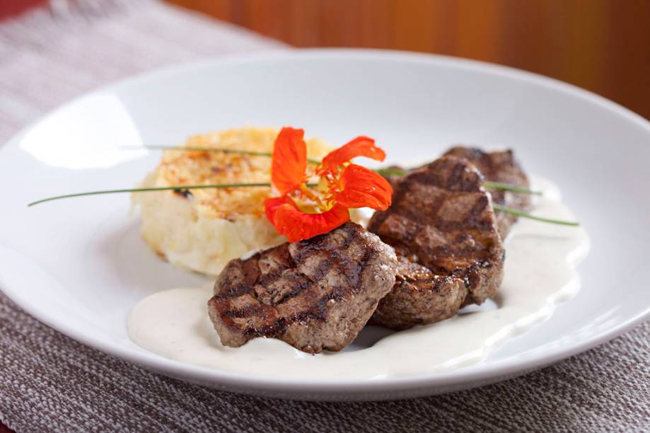 Escalope de filé com gratinado de mandioca ao molho gorgonzola, servido durante o jantar na Cantina Piacenza, durante a Belo Horizonte Restaurant Week