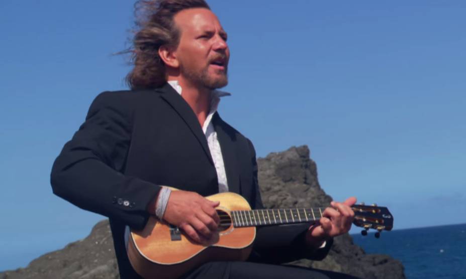 <strong>10. <a href="https://www.youtube.com/watch?v=-8l0_mzi9no" rel="Eddie Vedder – Can’t Keep" target="_blank">Eddie Vedder – Can’t Keep</a> - Kalaupapa, Costa de Molokai, Havaí, <a href="https://viajeaqui.abril.com.br/paises/estados-unidos" rel="Estados Unidos" target="_self">Estados Unidos</a></strong>                        Olha o tio Vedder aí de novo! Não bastasse ter uma carreira consagrada à frente do Pearl Jam, o moço ainda resolveu se arriscar em uma bem sucedida carreira solo, marcada pela trilha sonora de <em>Into The Wild</em> e o álbum <em>Ukulele Songs</em>. <strong><a href="https://www.youtube.com/watch?v=-8l0_mzi9no" rel="Assista aqui" target="_blank">Assista aqui</a></strong>