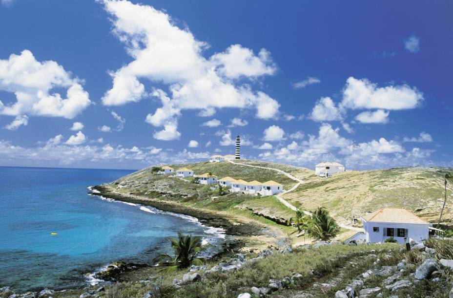 A cidade serve como base para as embarcações que rumam ao Parque Nacional Marinho dos Abrolhos, detentor da maior formação de corais do Atlântico Sul e um dos melhores pontos de mergulho do país. <a href="https://www.booking.com/searchresults.pt-br.html?aid=332455&lang=pt-br&sid=eedbe6de09e709d664615ac6f1b39a5d&sb=1&src=searchresults&src_elem=sb&error_url=https%3A%2F%2Fwww.booking.com%2Fsearchresults.pt-br.html%3Faid%3D332455%3Bsid%3Deedbe6de09e709d664615ac6f1b39a5d%3Bclass_interval%3D1%3Bdest_id%3D-662356%3Bdest_type%3Dcity%3Bdtdisc%3D0%3Bfrom_sf%3D1%3Bgroup_adults%3D2%3Bgroup_children%3D0%3Binac%3D0%3Bindex_postcard%3D0%3Blabel_click%3Dundef%3Bno_rooms%3D1%3Boffset%3D0%3Bpostcard%3D0%3Braw_dest_type%3Dcity%3Broom1%3DA%252CA%3Bsb_price_type%3Dtotal%3Bsearch_selected%3D1%3Bsrc%3Dindex%3Bsrc_elem%3Dsb%3Bss%3DPiren%25C3%25B3polis%252C%2520%25E2%2580%258BGoi%25C3%25A1s%252C%2520%25E2%2580%258BBrasil%3Bss_all%3D0%3Bss_raw%3DPiren%25C3%25B3polis%2520%2528%3Bssb%3Dempty%3Bsshis%3D0%26%3B&ss=Caravelas%2C+%E2%80%8BBahia%2C+%E2%80%8BBrazil&ssne=Piren%C3%B3polis&ssne_untouched=Piren%C3%B3polis&city=-662356&checkin_monthday=&checkin_month=&checkin_year=&checkout_monthday=&checkout_month=&checkout_year=&no_rooms=1&group_adults=2&group_children=0&highlighted_hotels=&from_sf=1&ss_raw=Caravelas%2C+Bahia&ac_position=2&ac_langcode=en&dest_id=-635604&dest_type=city&search_pageview_id=8d11705bd0990204&search_selected=true&search_pageview_id=8d11705bd0990204&ac_suggestion_list_length=3&ac_suggestion_theme_list_length=0" target="_blank" rel="noopener"><em>Busque hospedagens em Caravelas </em></a>