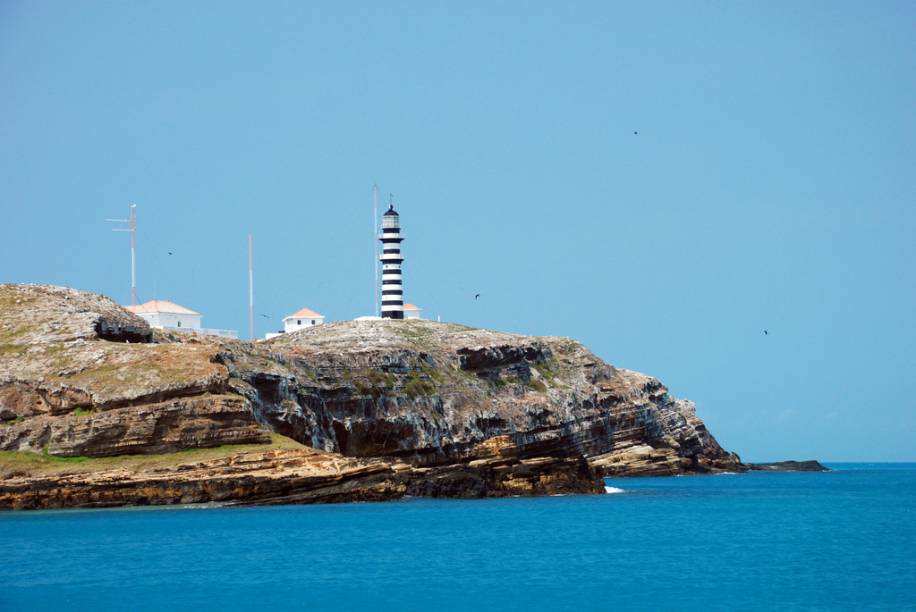 Águas cristalinas deixam a mostra cardumes de peixes, tartarugas marinhas, baleias jubarte e recifes de corais no <strong><a href="https://viajeaqui.abril.com.br/estabelecimentos/br-ba-caravelas-atracao-parque-nacional-marinho-dos-abrolhos" rel="Parque Nacional Marinho dos Abrolhos" target="_blank">Parque Nacional Marinho dos Abrolhos</a></strong>, <a href="https://viajeaqui.abril.com.br/estados/br-bahia" rel="Bahia" target="_self">Bahia</a>