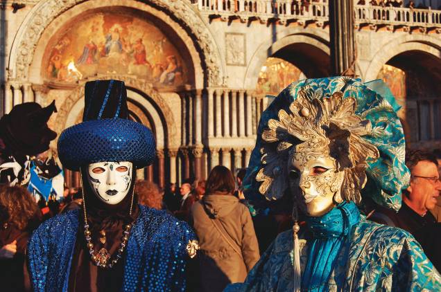 <strong><a href="https://viajeaqui.abril.com.br/cidades/italia-veneza" rel="Veneza, Itália:">Veneza, Itália:</a> Baile de Máscaras</strong><br />A tradição de Veneza no Carnaval vem de muito tempo atrás, desde seu auge no século 18. As fantasias não combinam exatamente com a nossa idéia de folia – são pesadas, de veludo – mas é impossível visitar a cidade e não querer trazer uma de suas fabulosas máscaras na bagagem <strong><a href="https://viajeaqui.abril.com.br/cidades/italia-veneza" rel="Veneza, Itália:">Veneza, Itália:</a> Baile de Máscaras</strong><br />A tradição de Veneza no Carnaval vem de muito tempo atrás, desde seu auge no século 18. As fantasias não combinam exatamente com a nossa idéia de folia – são pesadas, de veludo – mas é impossível visitar a cidade e não querer trazer uma de suas fabulosas máscaras na bagagem