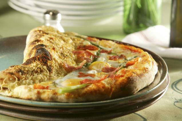 Carola, meio-a-meio de disco aberto e calzone, recheada de ricota rústica com lingüiça, queijo mussarela e taleggio, aspargo, presunto cru e ovo, da pizzaria <a href="https://www.brazpizzaria.com.br/#braz-quintal" rel="Bráz Quintal" target="_blank">Bráz Quintal</a>, localizada no bairro da Vila Clementino, em São Paulo Carola, meio-a-meio de disco aberto e calzone, recheada de ricota rústica com lingüiça, queijo mussarela e taleggio, aspargo, presunto cru e ovo, da pizzaria <a href="https://www.brazpizzaria.com.br/#braz-quintal" rel="Bráz Quintal" target="_blank">Bráz Quintal</a>, localizada no bairro da Vila Clementino, em São Paulo