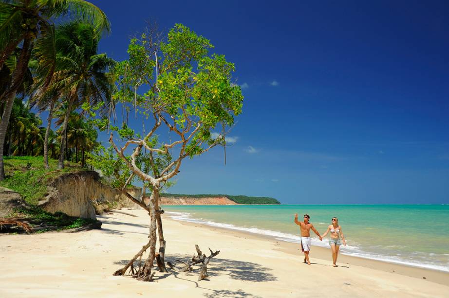 Mesmo sendo próxima de Maceió, a Barra de São Miguel em Alagoas consegue manter as praias tranquilas. Grande parte dos visitantes quer conhecer as falésias da praia de Carro Quebrado